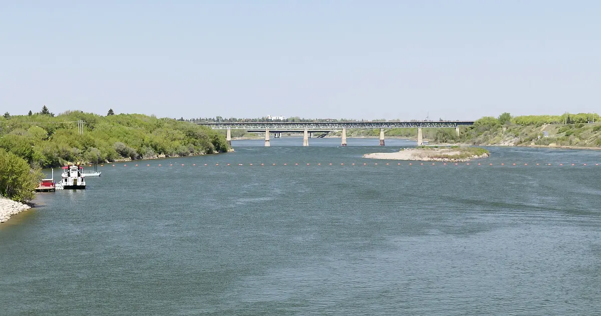 サスカトゥーンを流れるサウスサスカチュワン川と橋(イメージ)