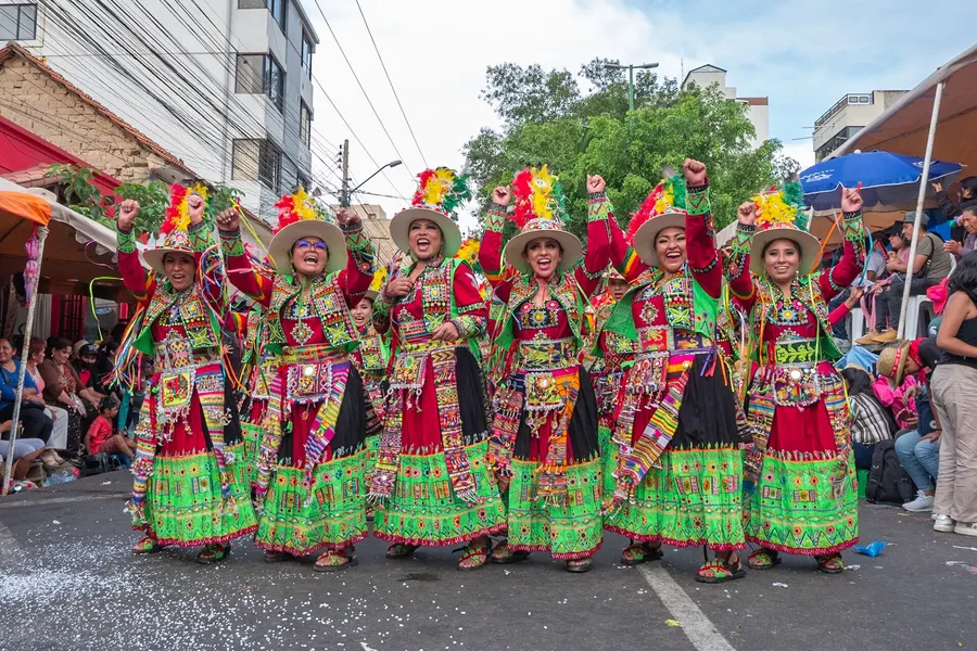 ボリビアの祭りでのティンクの踊り