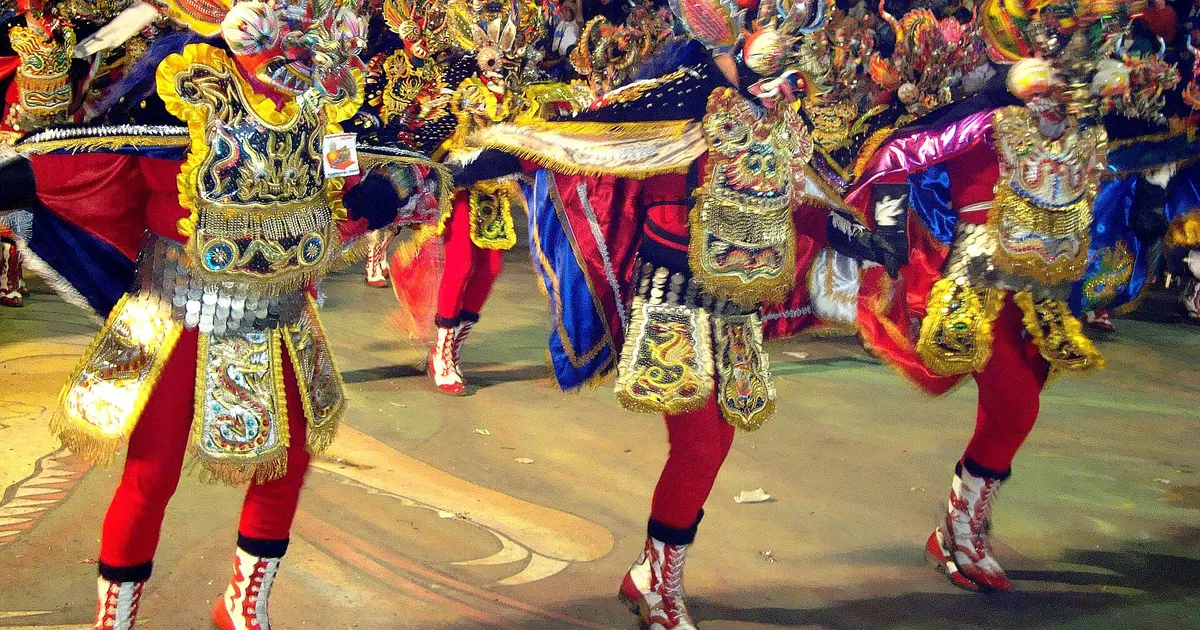 ボリビアの祭りの伝統舞踊パレード（ディアブラダ）（イメージ）