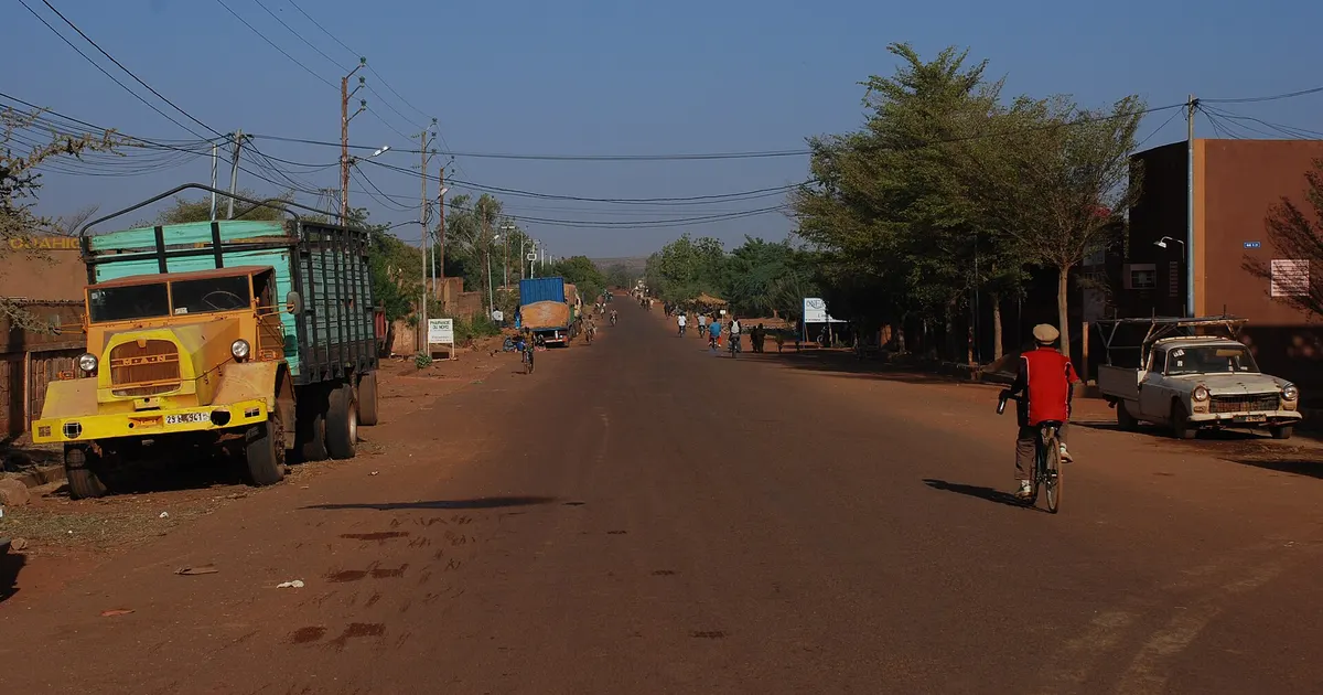ブルキナファソ北部・ワヒグヤ近郊の道路の風景