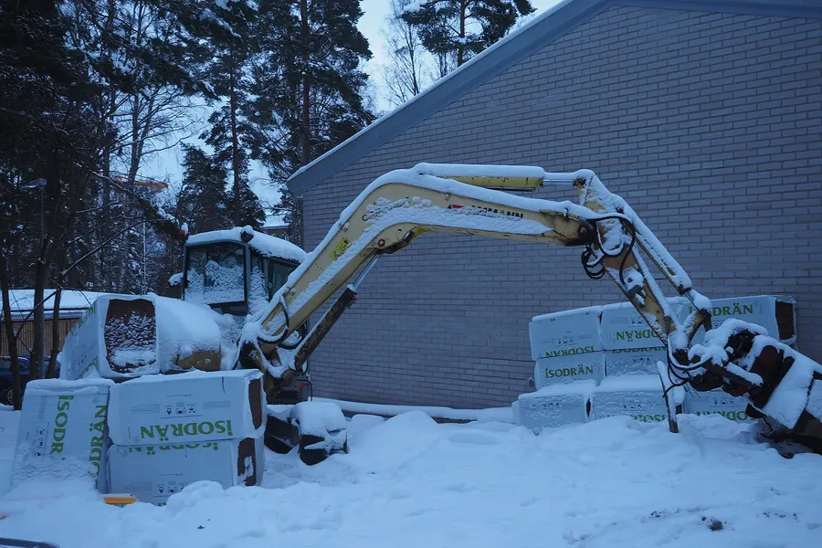 雪の中に停車するショベルカー