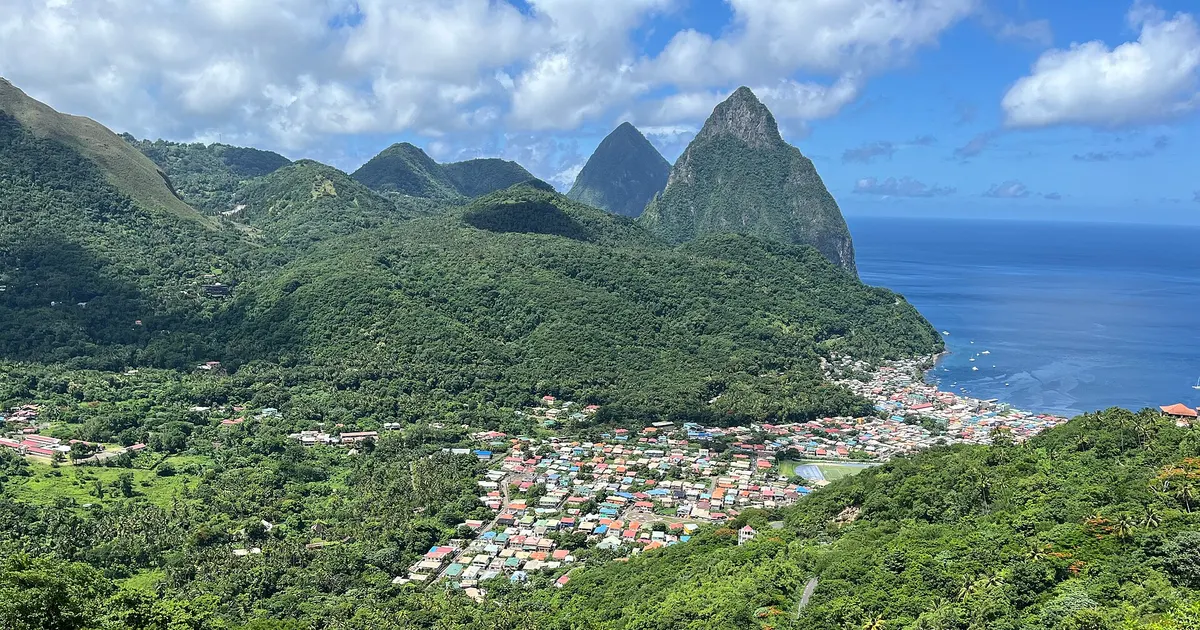 セントルシアの象徴である世界自然遺産ピトン山とスーフリエールの町