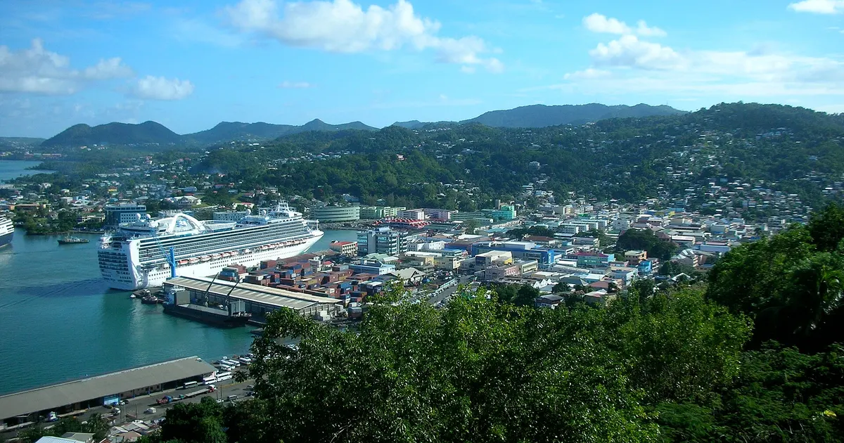 海外からの貨物船が到着するセントルシアの首都・カストリーズの港（イメージ）