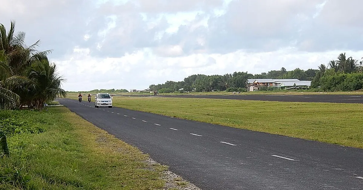 フナフティの滑走路(右奥)と、その横を走る道路