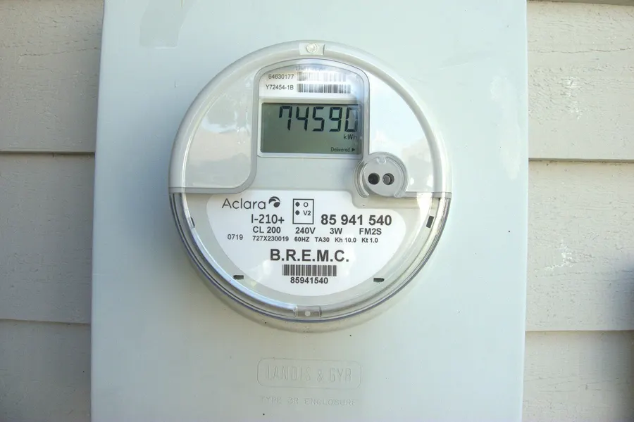 液晶画面に消費電力(kWh)を表示するデジタル式スマート電力メーター