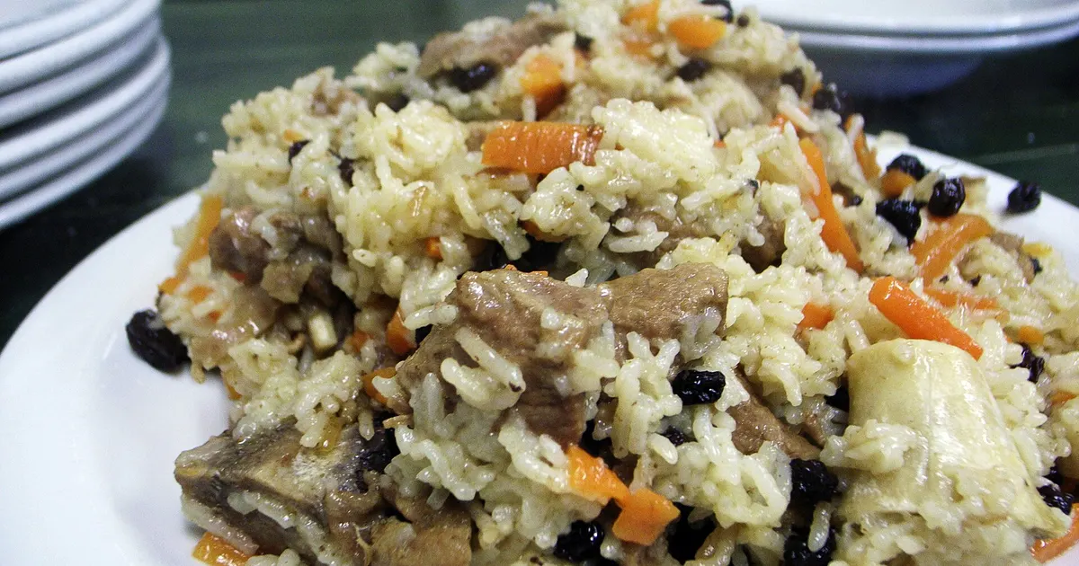 肉とレーズン、ニンジンを炊き込んだアフガニスタンの国民食「カーブリ・パラウ」