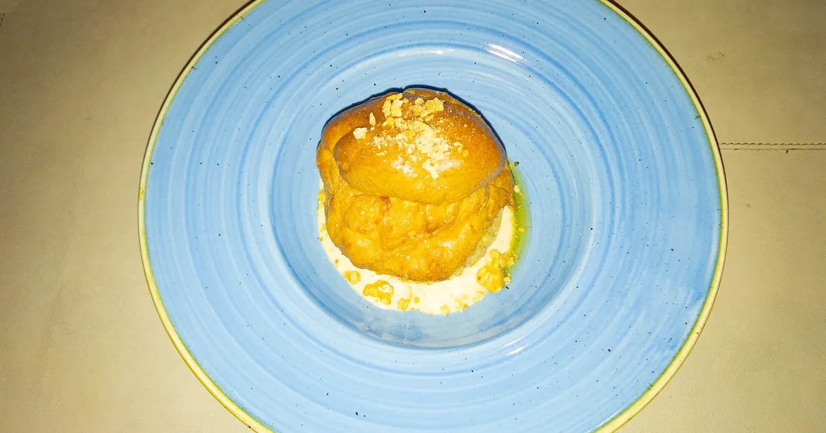ブカレストのレストランで提供された伝統料理ママリガ