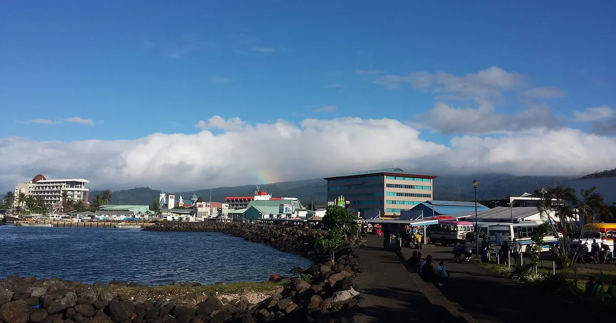 青い海と虹のかかるサモアの首都アピアの風景
