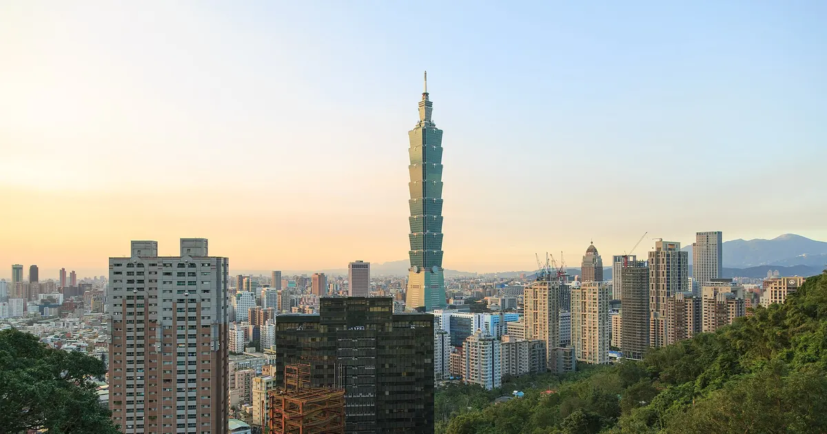夕暮れ時の台北101と台北市街