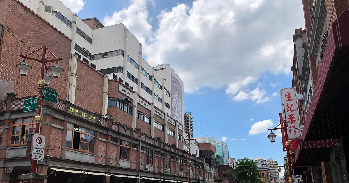 歴史的な赤レンガ建築が並ぶ台北・迪化街