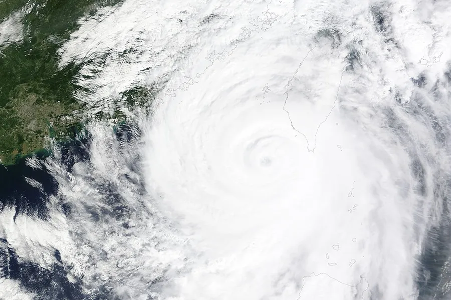 台湾(右上の島)に近づく秋の台風の衛星写真(2024年10月の台風「クラトーン」。今回の台風ではない)