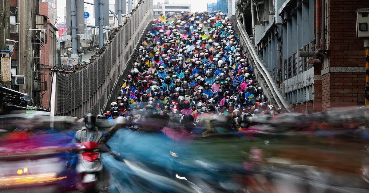 台北大橋の朝の通勤ラッシュ(バイクの滝)(イメージ)