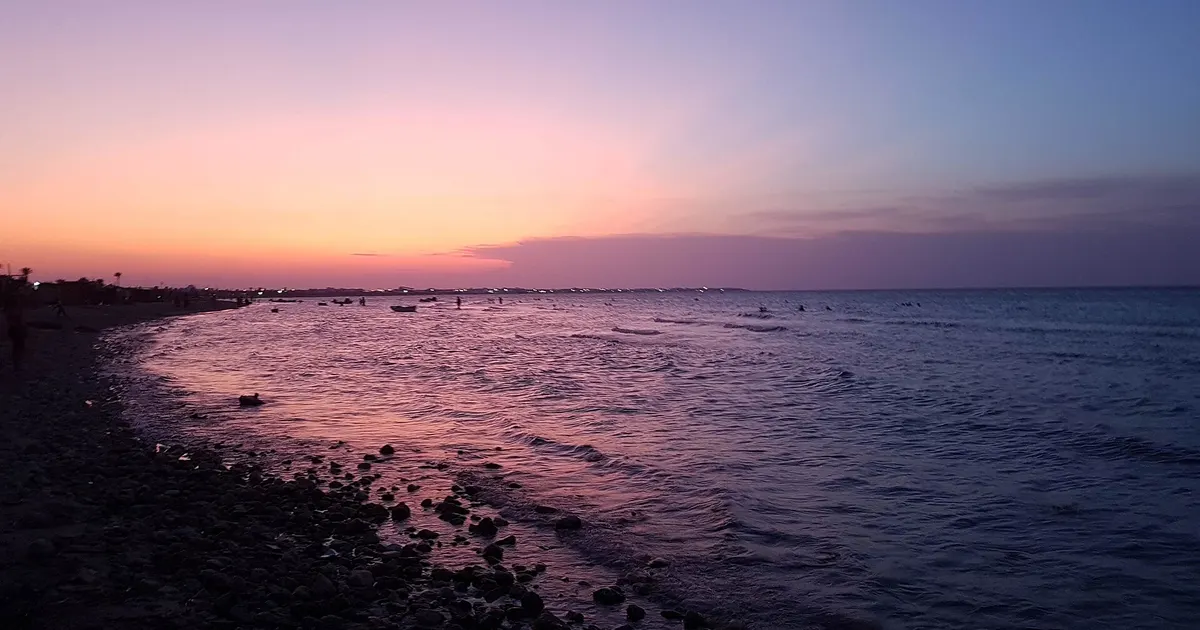 夕暮れに染まるジェルバ島の穏やかな海岸