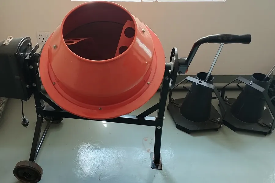 小型のコンクリートミキサー