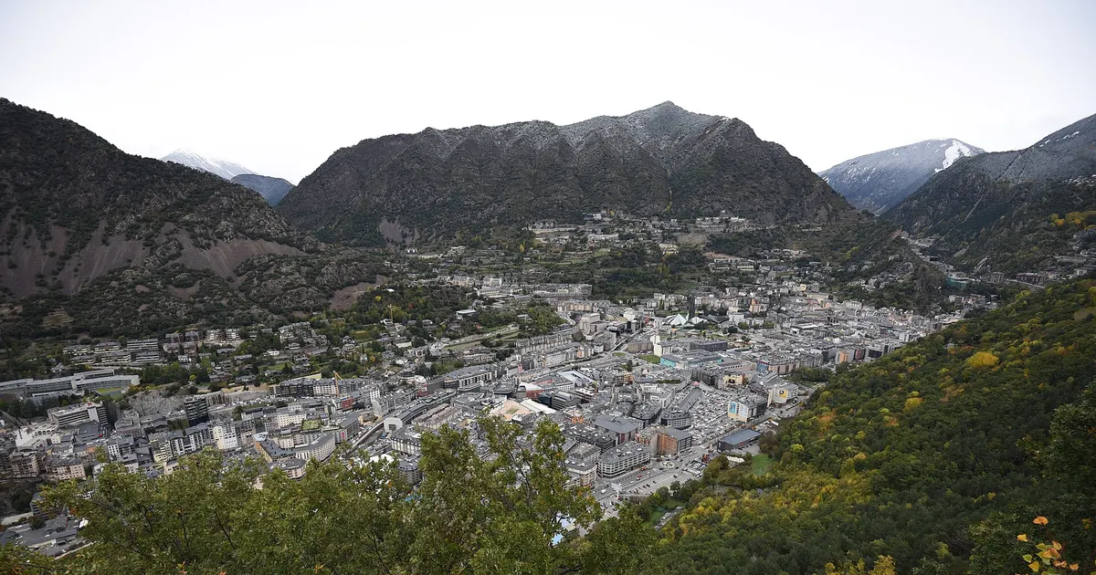 ピレネー山脈の谷あいに広がるアンドラ・ラ・ベリャの市街地(イメージ)