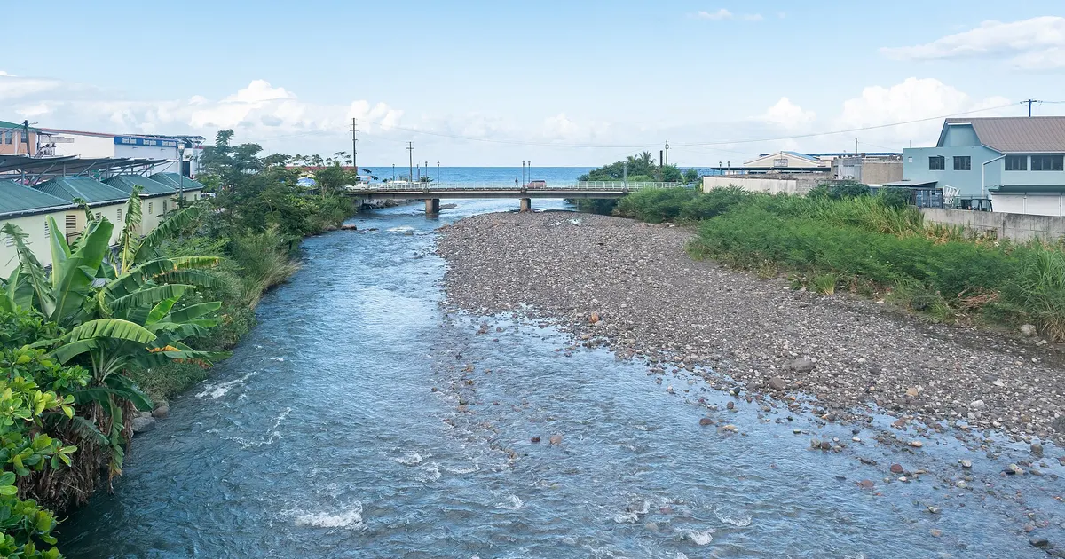 首都ロゾーを流れるロゾー川とカリブ海