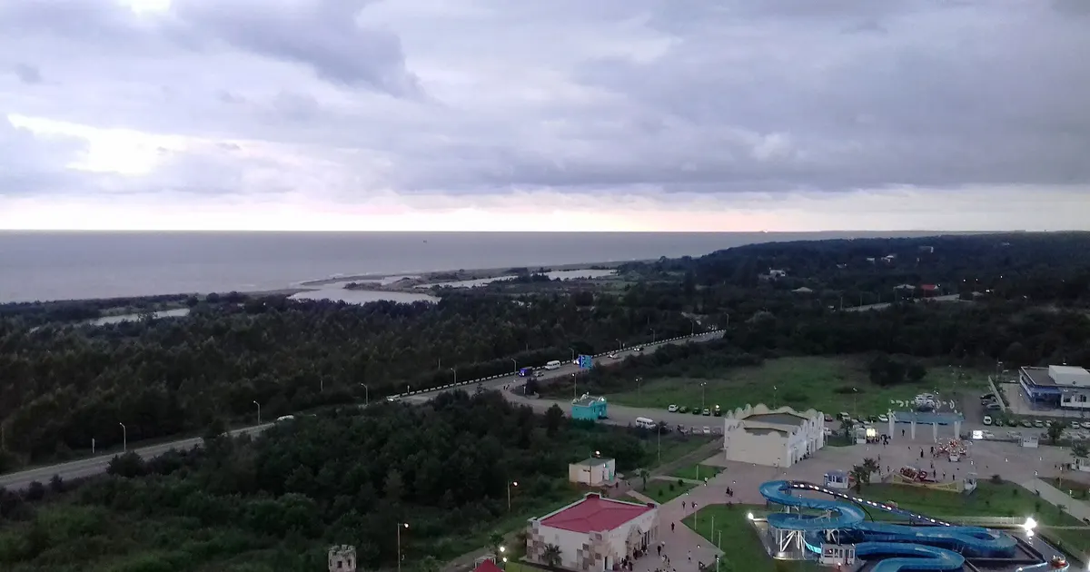 シェクヴェティリの松林と黒海沿岸の景観