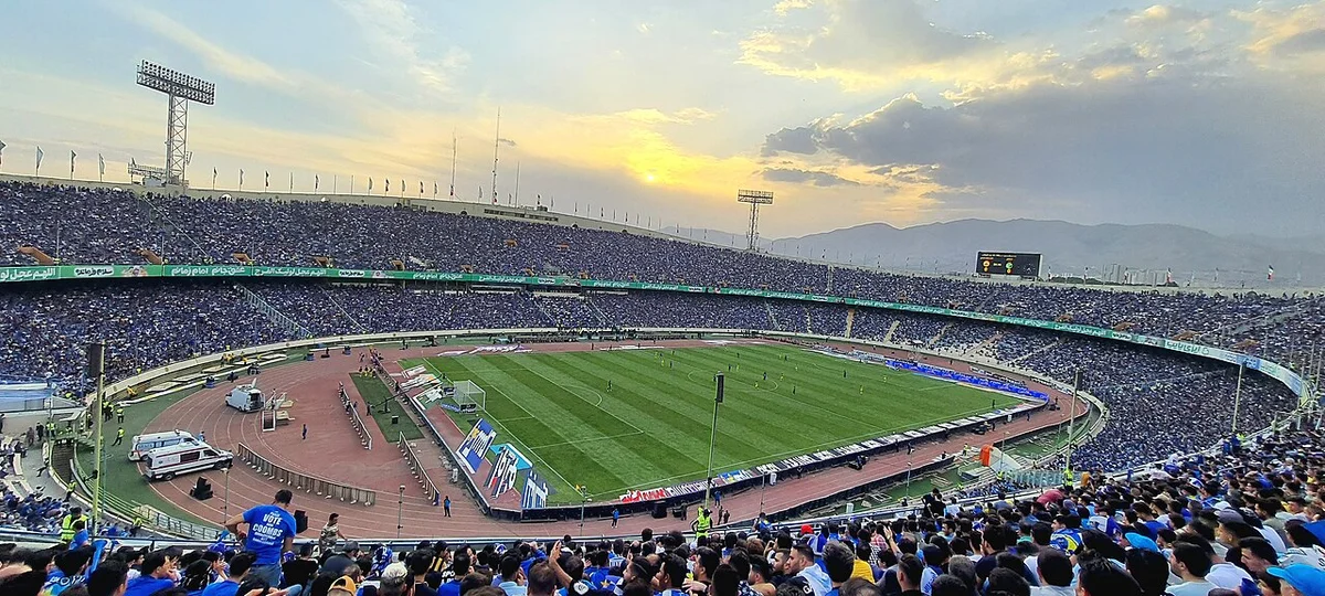 男子の試合で10万人規模の観客が集まるアザディ・スタジアム